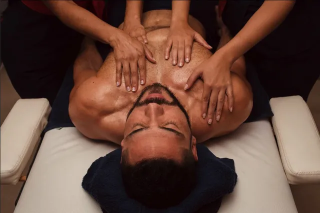 Qu’est-ce qu’un Massage Quatre Mains ? Avantages et Expérience